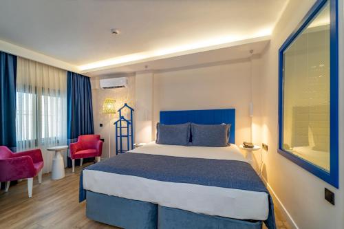 Postel nebo postele na pokoji v ubytování Ece Marina Suites