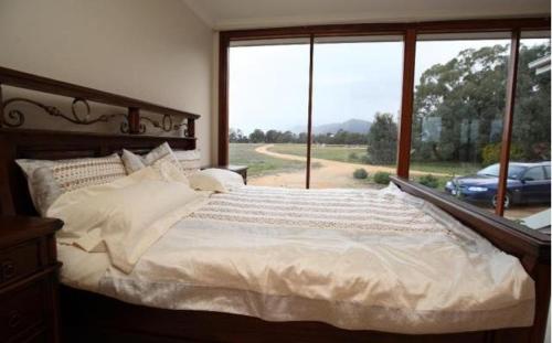 A bed or beds in a room at Aurora Cottages - Bellfield Retreat