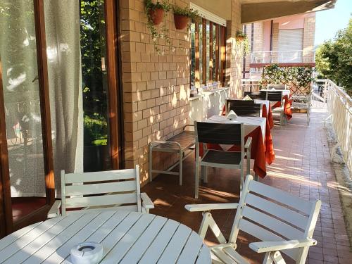 szereg stołów i krzeseł na patio w obiekcie Hotel Cormorano w mieście Pedaso