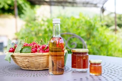 - une bouteille de miel et un panier de fleurs sur une table dans l'établissement To seize Holiday rental La Maison De Noelie Rdj 300m River 800m Village, à Le Bar-sur-Loup