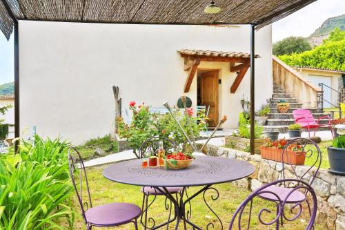 un patio avec une table et des chaises dans une cour dans l'établissement To seize Holiday rental La Maison De Noelie Rdj 300m River 800m Village, à Le Bar-sur-Loup