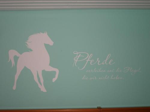 a sign with a horse on a wall at Landhotel am Wenzelbach in Prüm