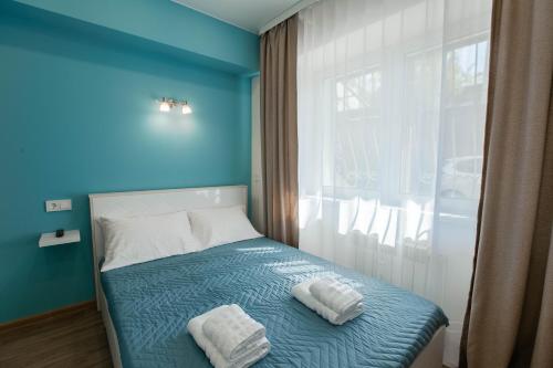 Un pat sau paturi într-o cameră la Апартаменты Небо возле Аэропорта на 2 гостя