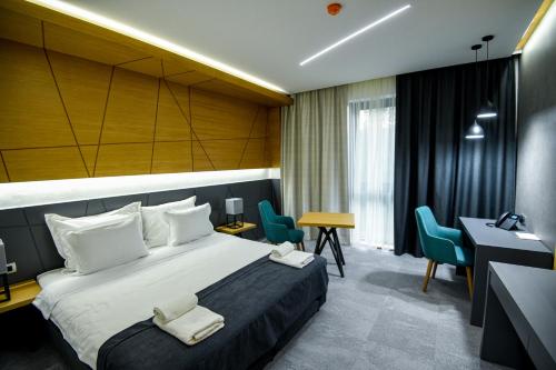 um quarto de hotel com uma cama e uma secretária em Hotel Park Shtip em Stip