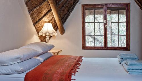 Un pat sau paturi într-o cameră la De Bruine Huis