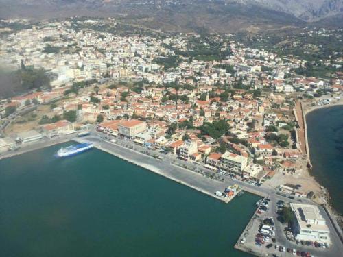 een luchtzicht op een stad met een haven bij Aegean Sea Rooms in Chios