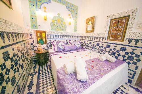 Ένα ή περισσότερα κρεβάτια σε δωμάτιο στο Palais Fes Yahya - family hosting