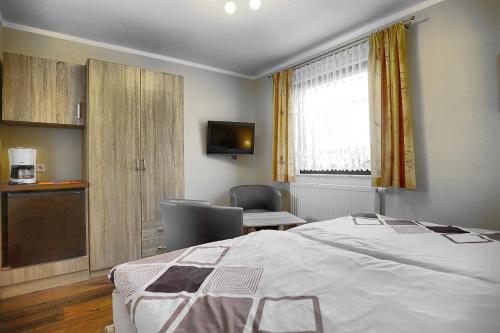 um quarto com uma cama, uma mesa e uma janela em Barth, Dieter em Zingst