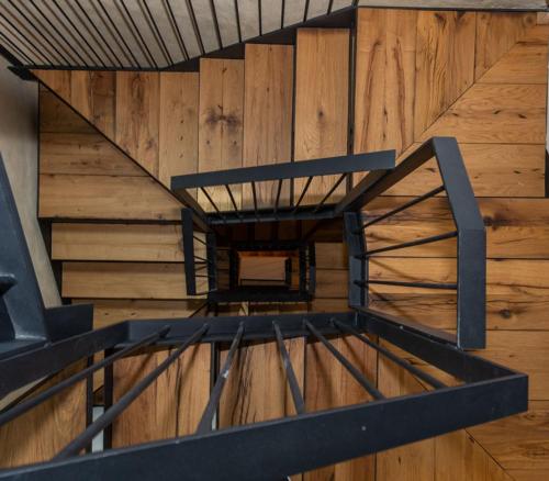 a room with a wooden wall with a wooden ceiling at La Casa de los Mil Años in Estella