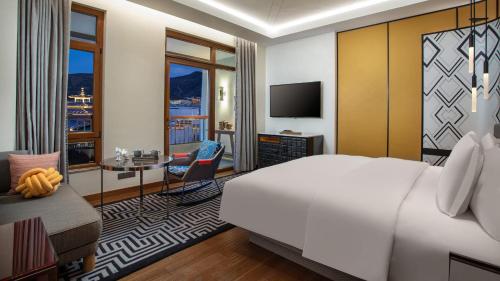 Μια τηλεόραση ή/και κέντρο ψυχαγωγίας στο Hotel Indigo Diqing Moonlight City by IHG