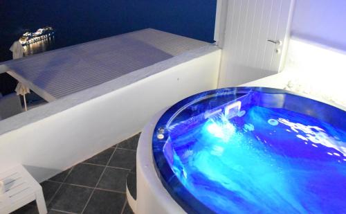 Gallery image of Aeolos Art & Eco Suites Adults Only in Imerovigli