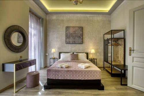 1 dormitorio con cama y espejo en Plaka Filotheis House B, en Atenas