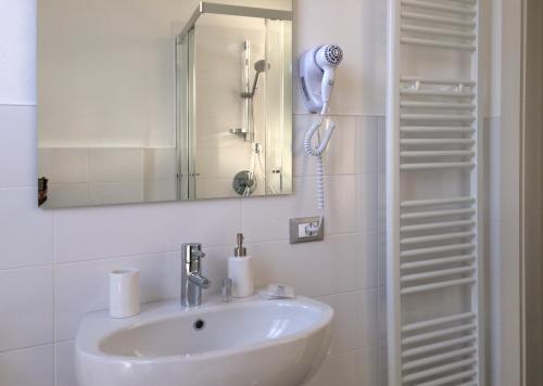 łazienka z umywalką i telefonem na ścianie w obiekcie B&B L'Affresco w mieście Mantova