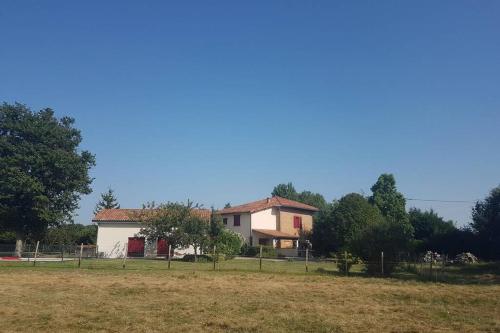 a house in the middle of a field at Villa Monplaisir 82 in Montech