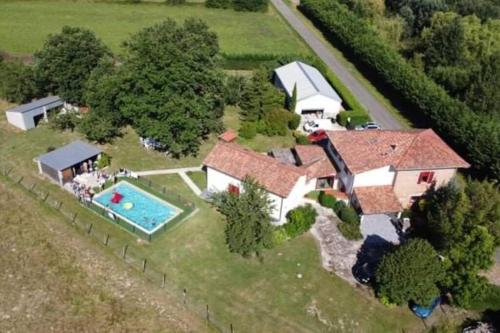 an aerial view of a house with a swimming pool at Villa Monplaisir 82 in Montech