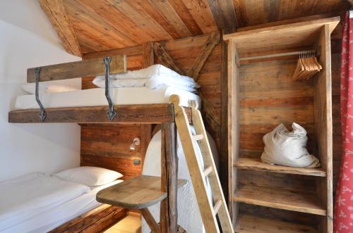 Palanda nebo palandy na pokoji v ubytování Agritur Agua Biencia
