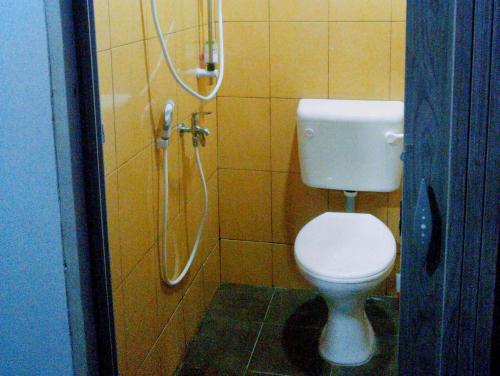 een badkamer met een toilet en een douche bij Hijrah Hotel in Alor Setar