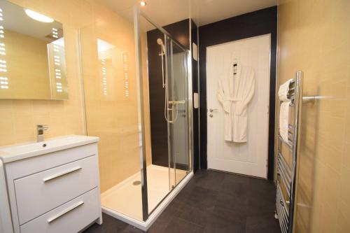 Ett badrum på Rosedene Highland House Apartments, Central Inverness