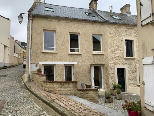 Galeriebild der Unterkunft Mer nature, appartement spacieux by Les Filles du Bord de Mer, petite terrasse vue mer in Port-en-Bessin-Huppain