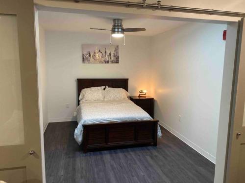 1 dormitorio con 1 cama y ventilador de techo en Apt 254 Sleek and Cozy Studio Next To The River, en Leavenworth
