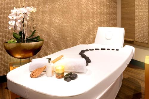a white tub in a room with a table at Steigenberger Parkhotel Braunschweig in Braunschweig