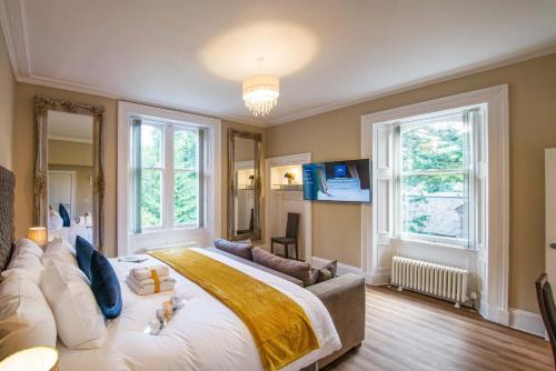 A bed or beds in a room at Rosedene Highland House Apartments, Central Inverness