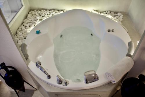 Gallery image of Aeolos Art & Eco Suites Adults Only in Imerovigli