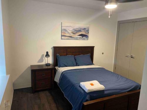 1 dormitorio con 1 cama con sábanas azules y mesita de noche en Apt 251 Studio 2 Beautiful loft located in downtown Leavenworth, en Leavenworth