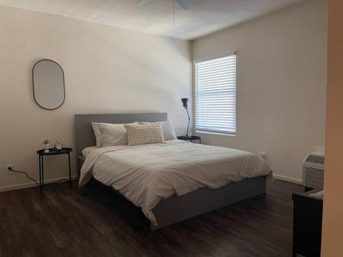 Кровать или кровати в номере Roe 107 Unit 1 Comfy and Cozy Studio Minutes From Top Golf