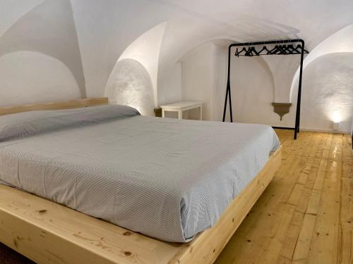 a bedroom with a bed in a room with arches at Il cortile in centro in Pesaro