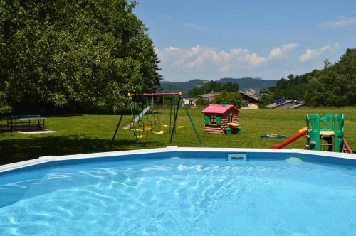 einen Pool mit Schaukel und Spielplatz in der Unterkunft Safronhof in Reifnitz