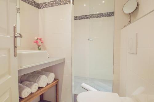 une salle de bain avec une douche, des toilettes et un lavabo dans l'établissement Sunlight Properties - 