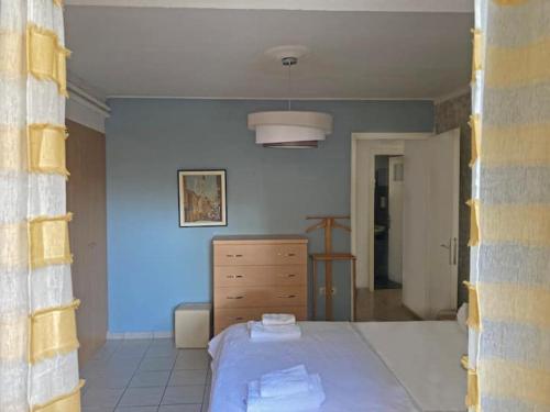 um quarto com uma cama e uma cómoda num quarto em ELIAS APARTMENT em Atenas