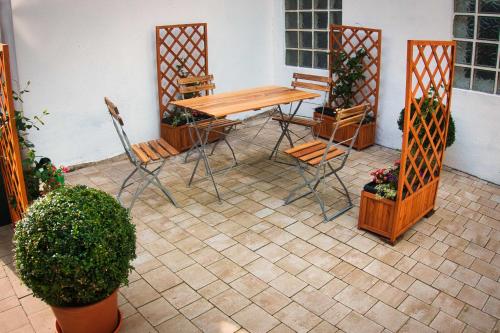 a patio with a table and chairs and plants at Ferienwohnung Erik in Bad Staffelstein
