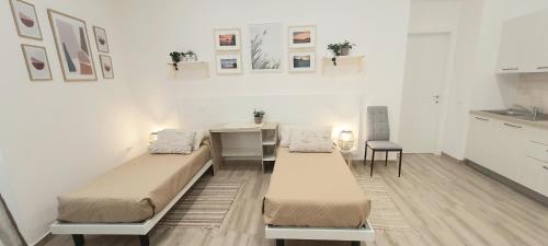 Foto dalla galleria di SUITE BLANC APARTMENTS - Monolocali indipendenti con cucina e bagno privato - Check-in e check-out con codice in autonomia h24 - Terrazza in comune a Guspini