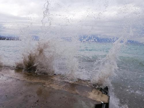 a wave crashing on the shore of the ocean at B&B Rosalu - Adults Only in Sirmione