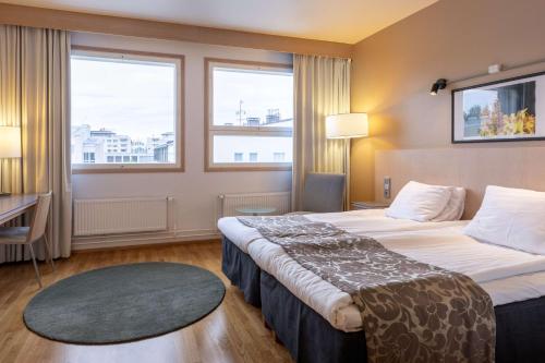 Ένα ή περισσότερα κρεβάτια σε δωμάτιο στο Scandic Seinäjoki