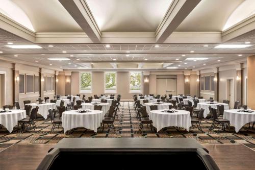 Restoranas ar kita vieta pavalgyti apgyvendinimo įstaigoje Royal Hotel Calgary, Trademark Collection by Wyndham