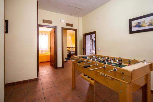 una habitación con una mesa de futbolín en el medio en Casa rural las Eras, en Valdelaguna