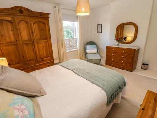 Giường trong phòng chung tại Pilgrim Cottage