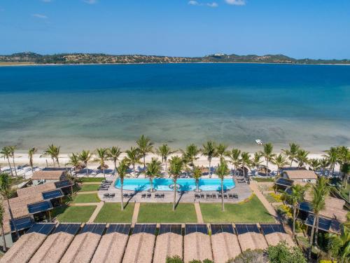 Vila Praia Do Bilene的住宿－San Martinho Hotel，享有海滩和游泳池的空中景致