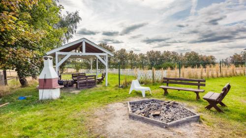 a picnic area with a grill and a gazebo at Apartamenty Sun & Snow Horyzont in Jastrzębia Góra