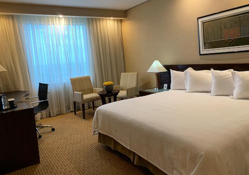 Säng eller sängar i ett rum på Eurobuilding Hotel & Suites Guayana