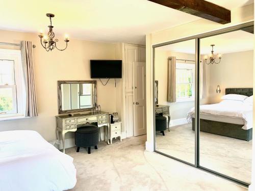 Un pat sau paturi într-o cameră la Stunning 6 bedroom Farmhouse in Hellingly