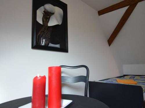 een kamer met een tafel met een kaars en een bed bij Ferienhaus Christine in Schenkendöbern