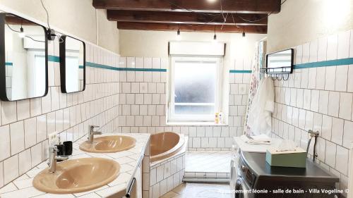 Ένα μπάνιο στο Spacieux duplex tout confort à 200m des thermes de Bains-les-Bains dans les Vosges