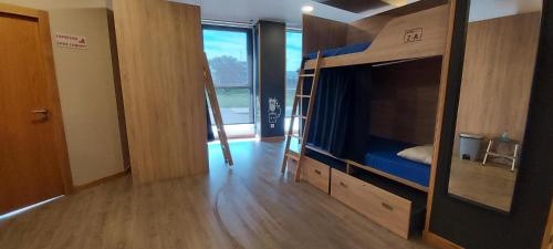 Ένα ή περισσότερα κρεβάτια σε δωμάτιο στο Albergue GBC Hostel