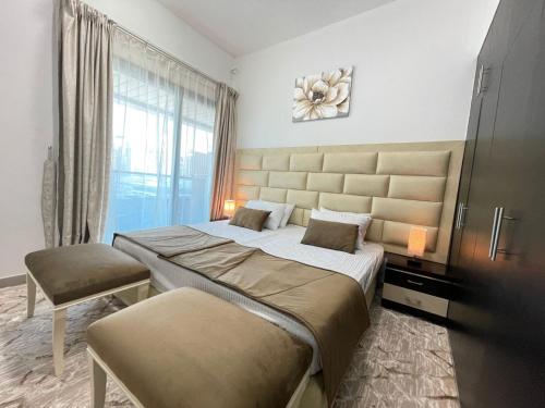 Un pat sau paturi într-o cameră la Private gorgeous Room with Marina view with Shared Kitchen