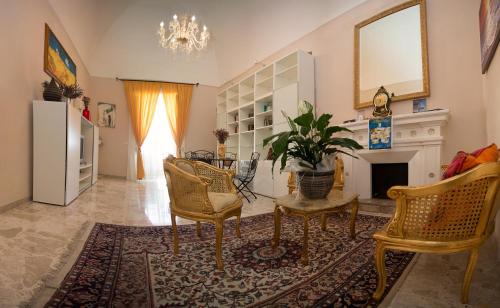 スペッキアにあるPiazzetta San Giovanni B&Bのリビングルーム(テーブル、椅子、暖炉付)