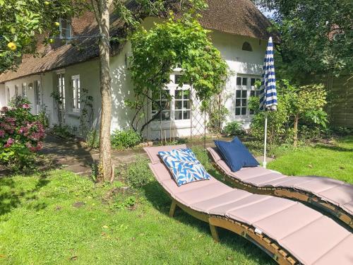 a garden bench in front of a house at Das alte Zollhaus in Schülp